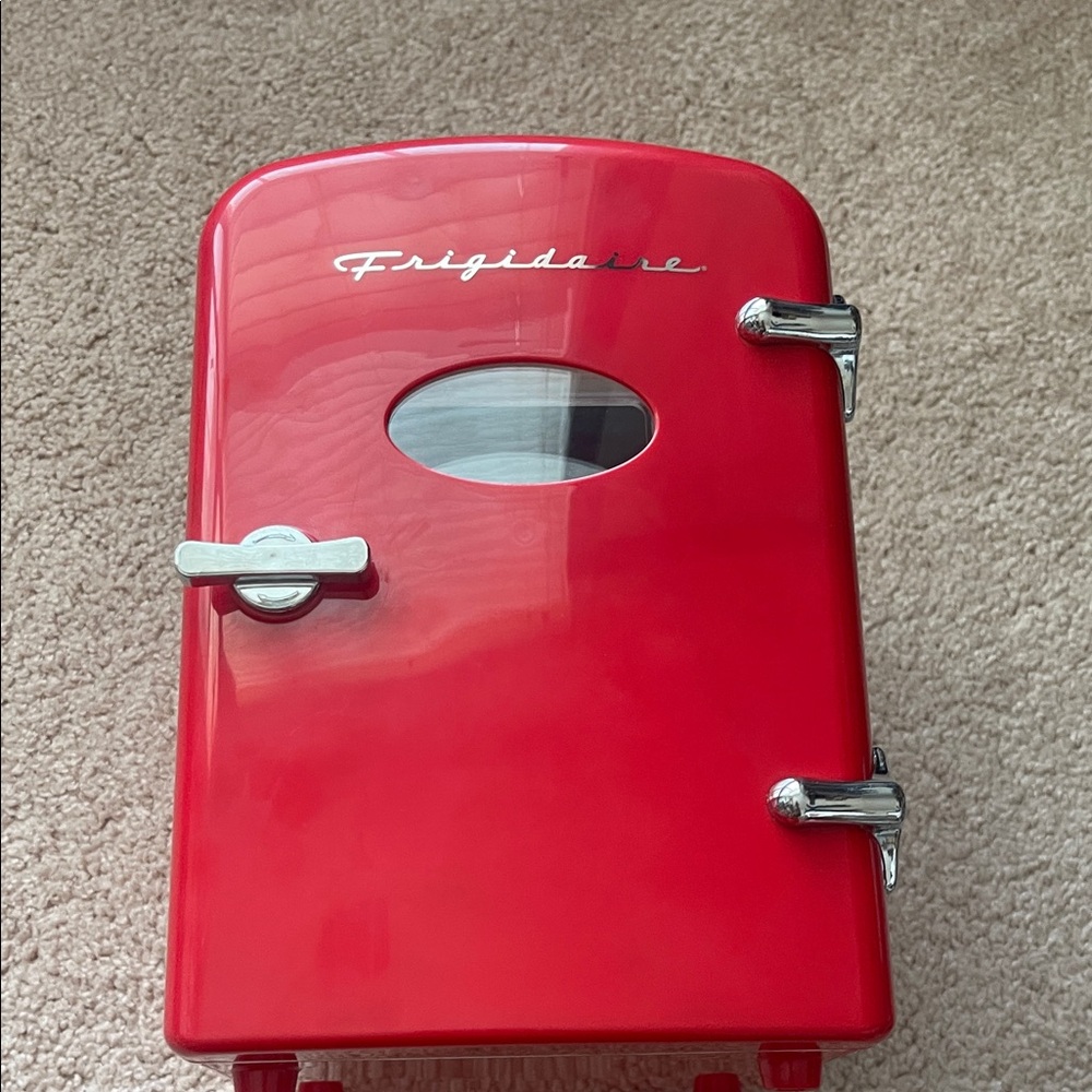 Frigidaire Retro Mini Red Fridge - Picture 5 of 11